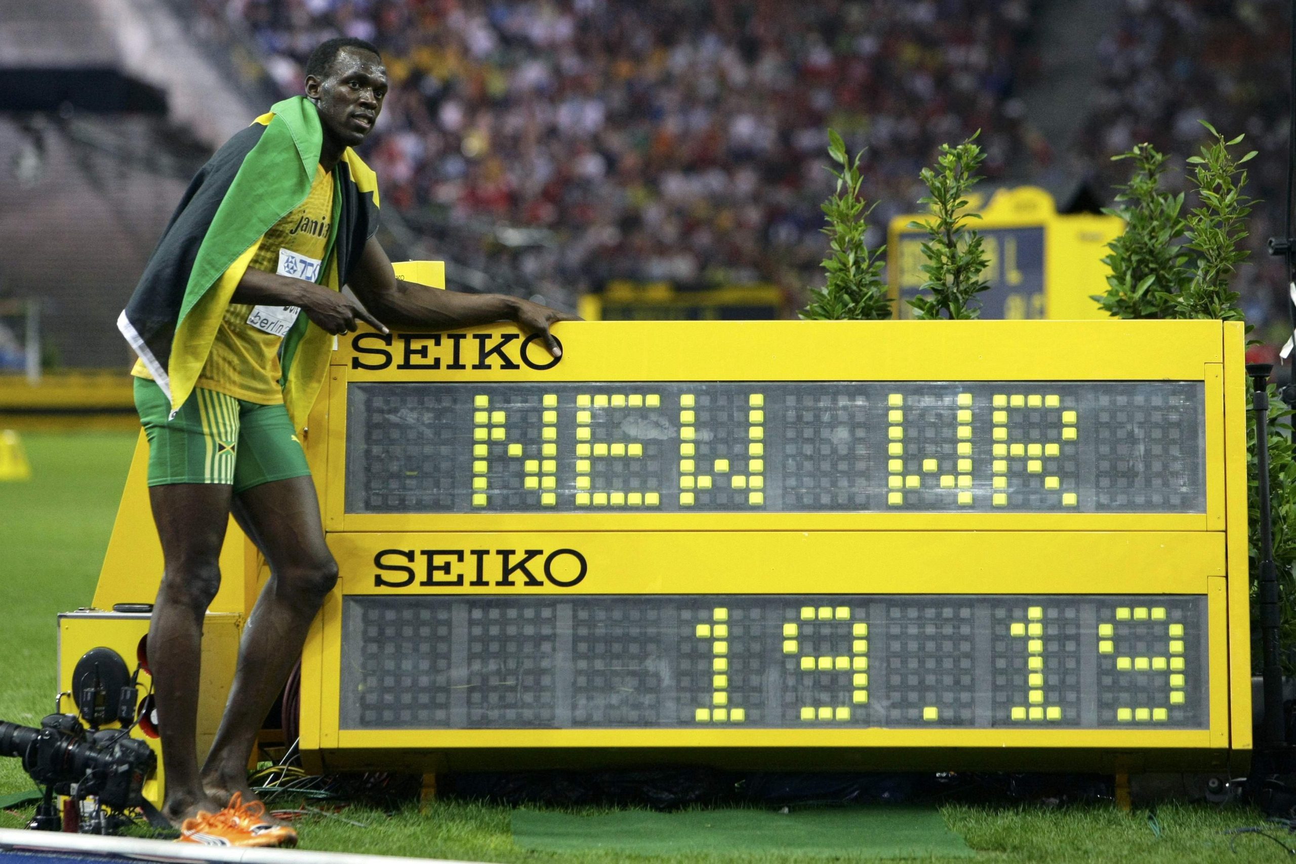 Ο Usain Bolt δίπλα από το νέο του παγκόσμιο ρεκόρ