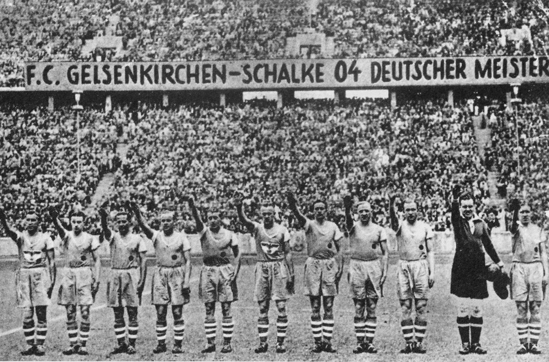 Η ομάδα της Σάλκε χαιρετάει τον Χίτλερ
