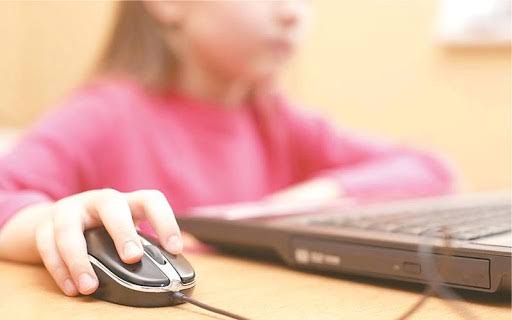 Μάνος Κοντολέων: Όταν η AI γράφει, τι απομένει στον συγγραφέα; παιδι σε υπολογιστη
